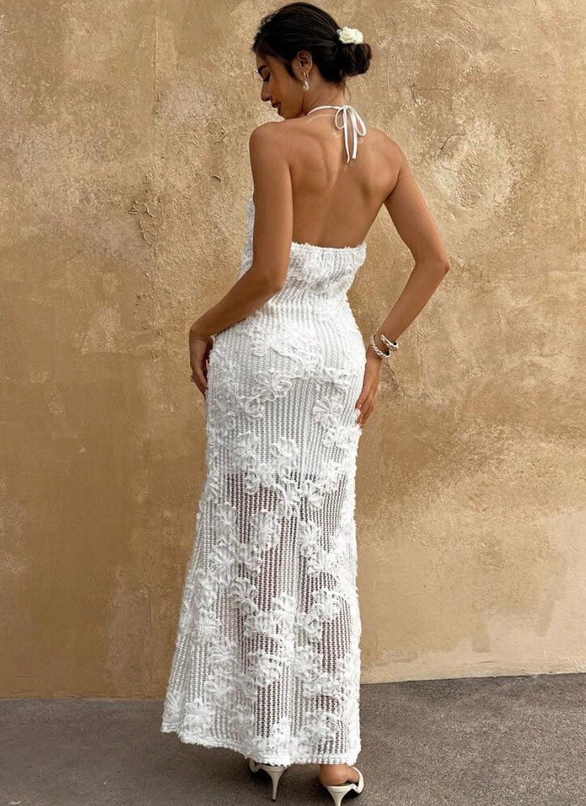 La déesse Rusina en robe blanche