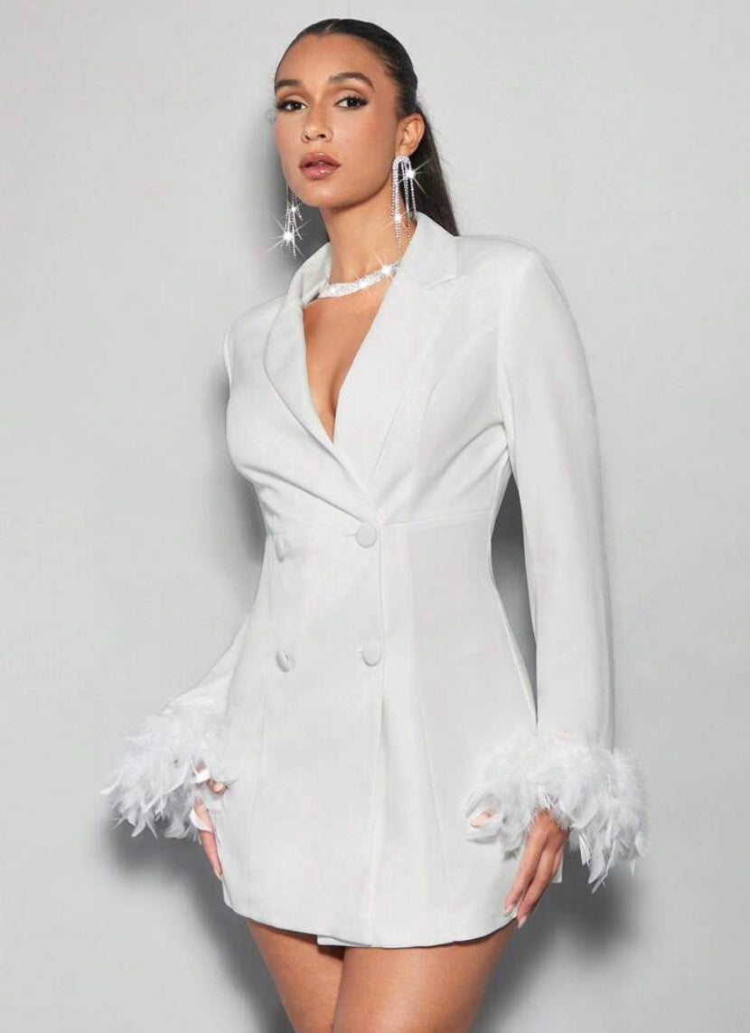 La diva en blazer blanc