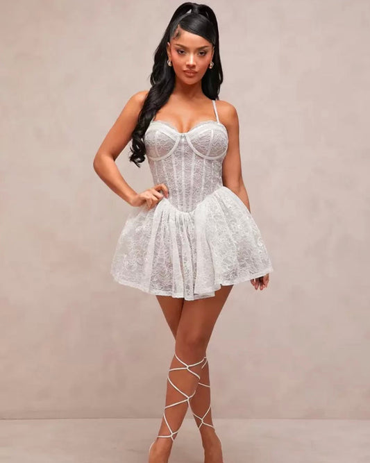 La déesse Terpsichore en robe blanche