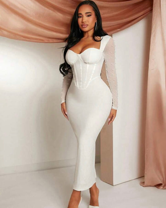 La boss lady en robe blanche