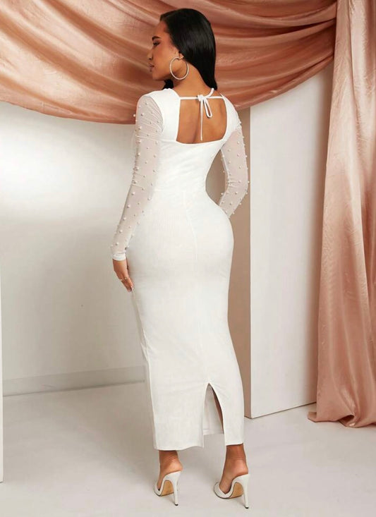 La boss lady en robe blanche