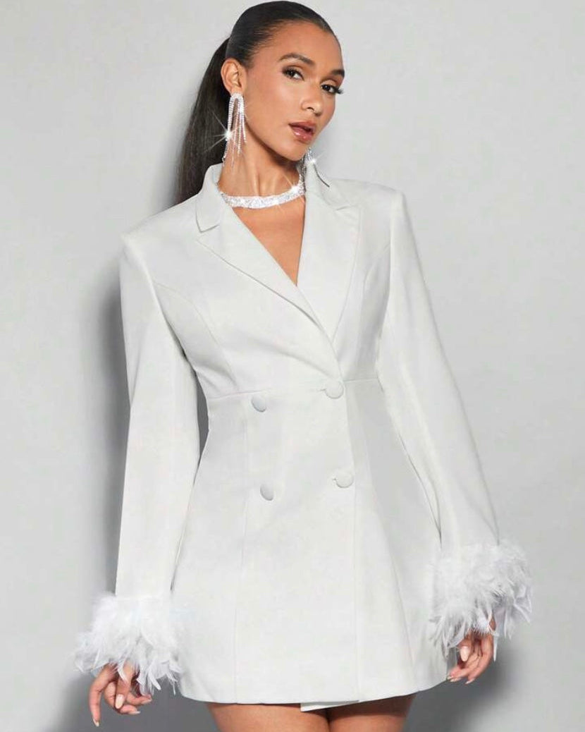 La diva en blazer blanc