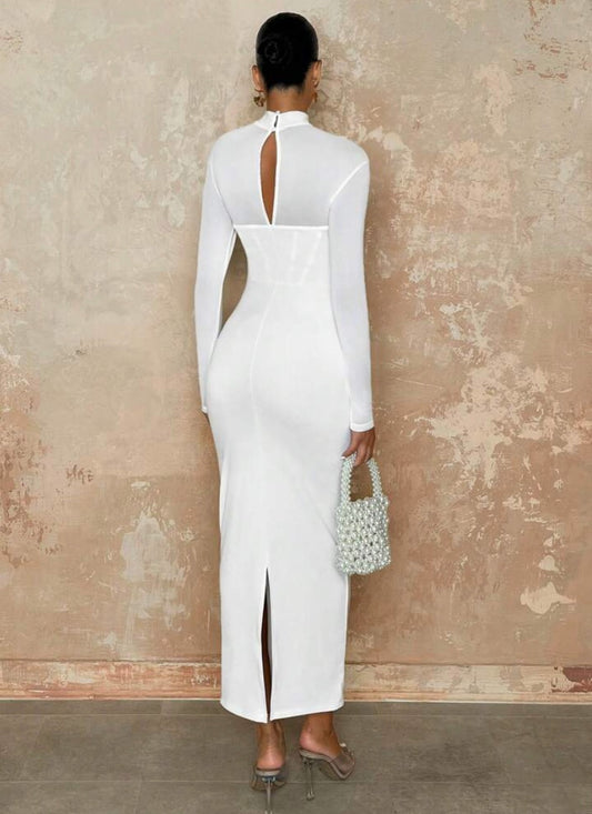 La déesse Carpo en robe blanche